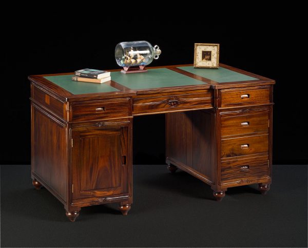 Klassiek bureau Carved