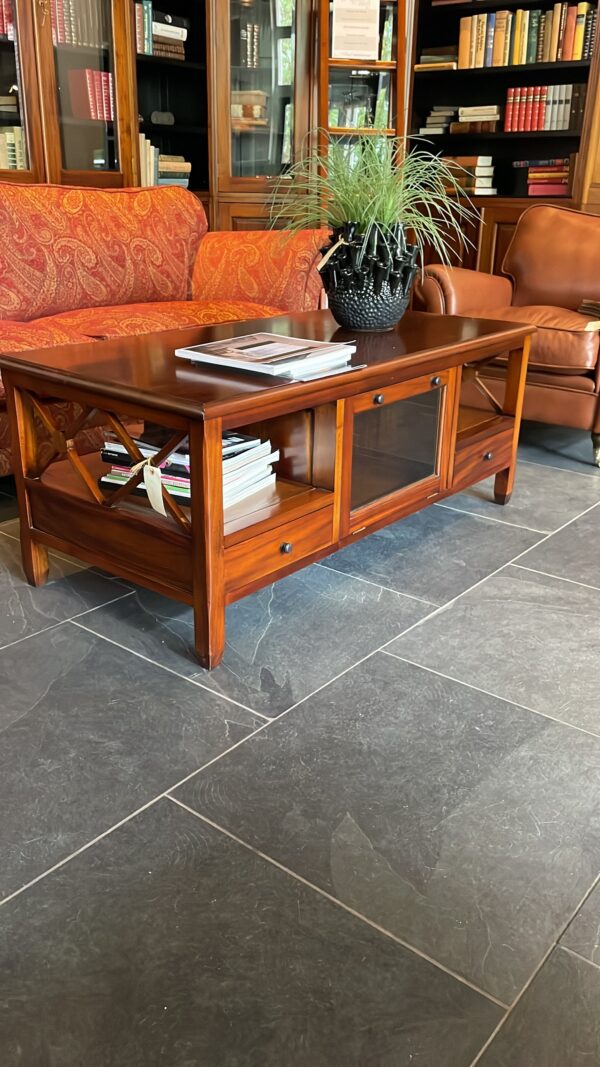 Klassieke Engelse salontafel.