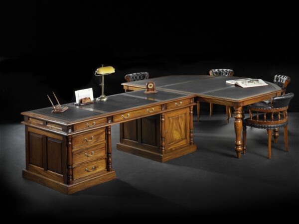 Klassiek bureau met vergadertafel