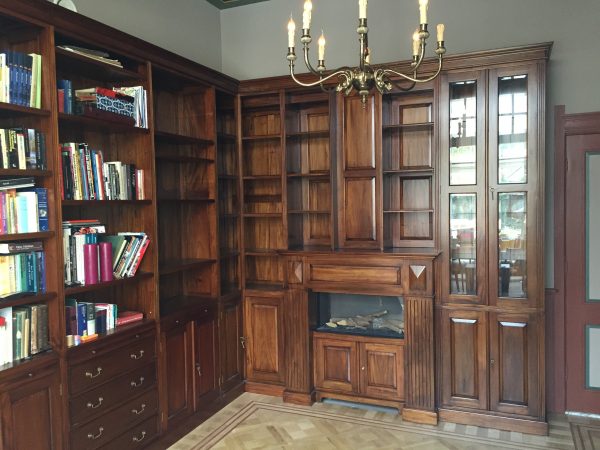 Klassieke boekenkast met schouw