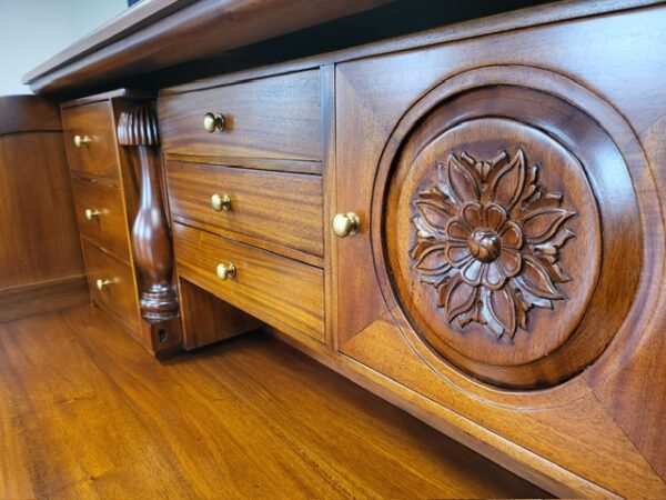 Klassiek bureau met secretaire detail