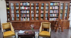 Boekenkast van grote boeken-vitrinekast